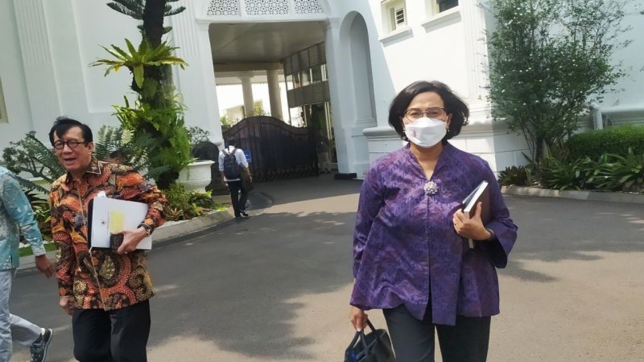 Menteri Keuangan Sri Mulyani Indrawati (kanan) di kawasan Istana Kepresidenan, Jakarta, Kamis (12/1/2023). (ANTARA/Indra Arief Pribadi)