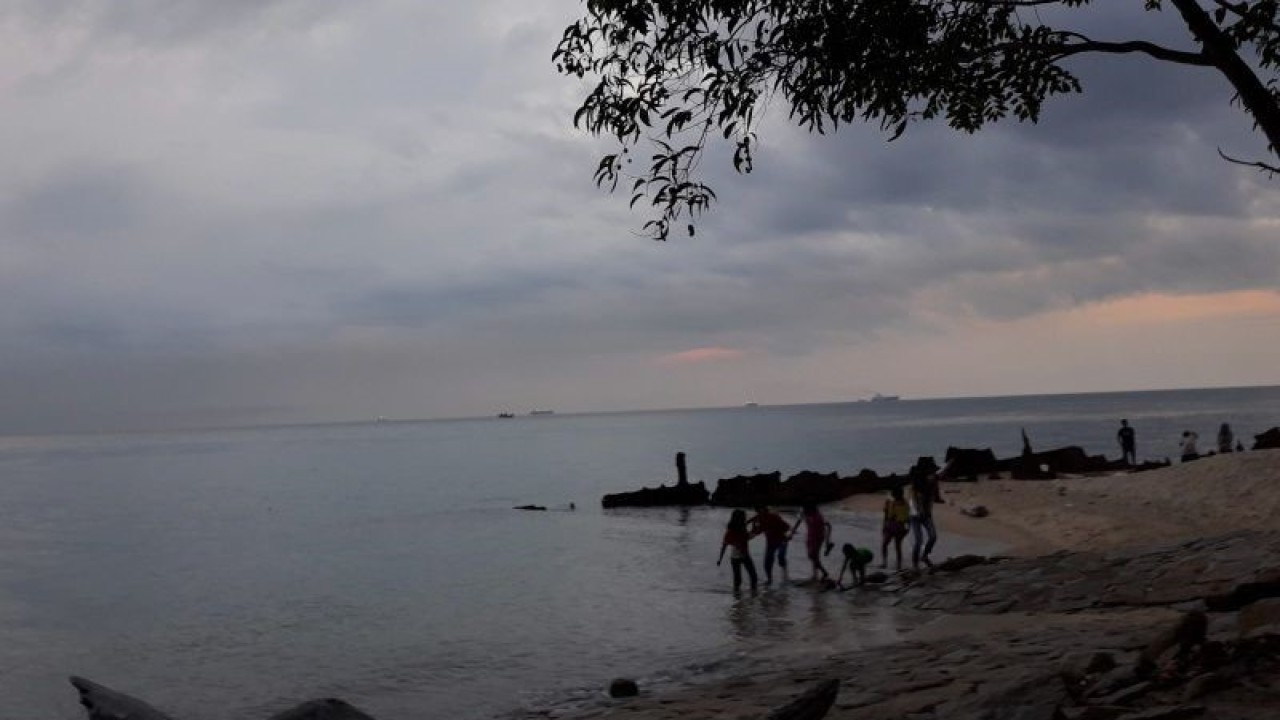 Keindahan senja di Pantai Tanjungkalian Mentok, Bangka Barat, Kepulauan Bangka Belitung. ANTARA/ Donatus Dasapurna
