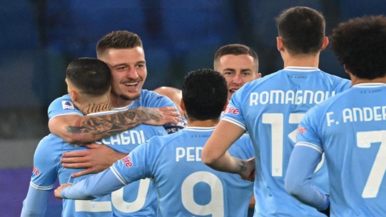 Lazio's Serbian midfielder Sergej Milinkovic-Savic (L) celebrates after opening the scoring during the Italian Serie A football match between Lazio and AC Milan on January 24, 2023 at the Olympic stadium in Rome. (AFP/ANDREAS SOLARO)