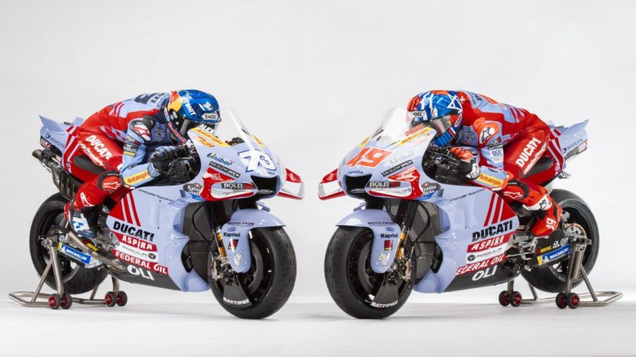 Alex Marquez (kiri) dan Fabio Di Giananntonio (kanan) berpose di atas motor dan seragam baru dari Gresini Racing untuk musim 2023. ANTARA/HO-Gresini Racing