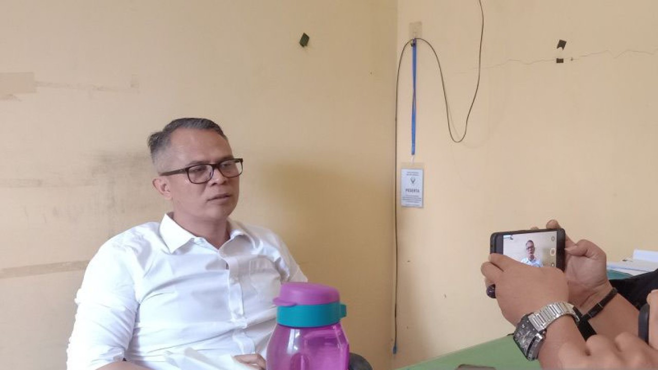 Kabid Pengendalian Pencegahan Penyakit Dinkes Kabupaten Mukomuko Jajad Sudrajat menggelar siaran pers terkait kegiatan deteksi dini penderita baru HIV, Rabu (25/1/2022) ANTARA/Ferri.