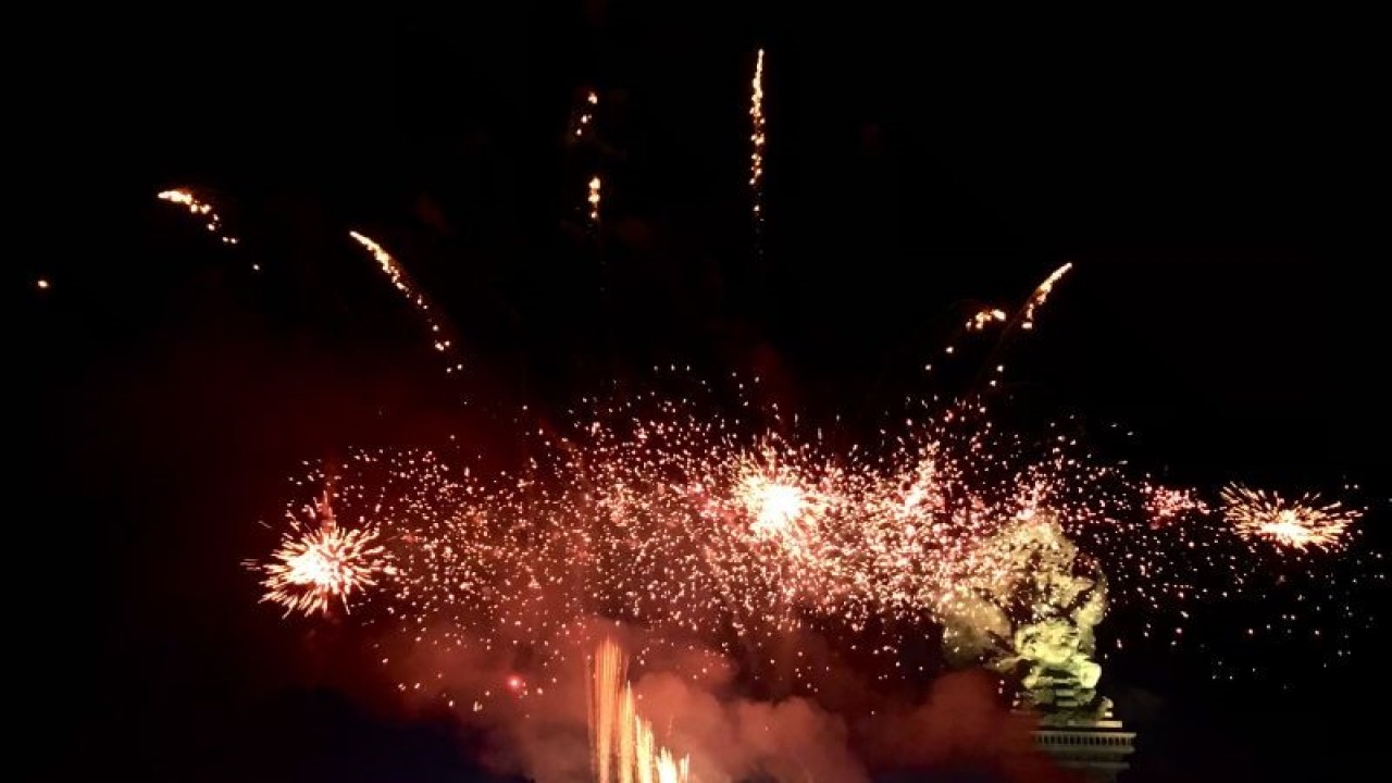 Pesta kembang api diiringi dentuman musik (musical fireworks) memeriahkan malam tahun baru di Garuda Wisnu Kencana (GWK) Cultural Park di Badung, Bali, Minggu (1/1/2023). ANTARA/Genta Tenri Mawangi