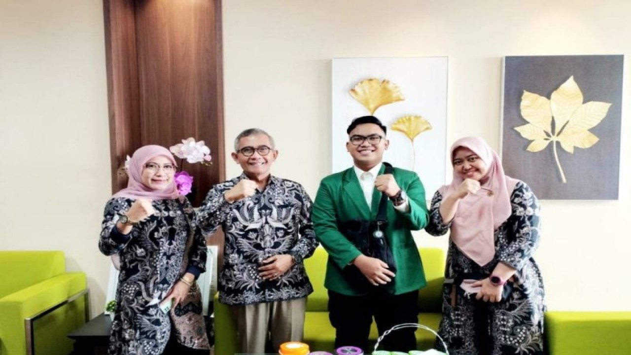 Mahasiswa Program Studi D4 Kesehatan dan Keselamatan Kerja (K3) Universitas Nahdlatul Ulama Surabaya (Unusa), Naufal Ilham Saputra (kedua dari kanan) saat bertemu dengan pimpinan kampus setempat, Senin (23/1/2023). (ANTARA/HO-Humas Unusa)