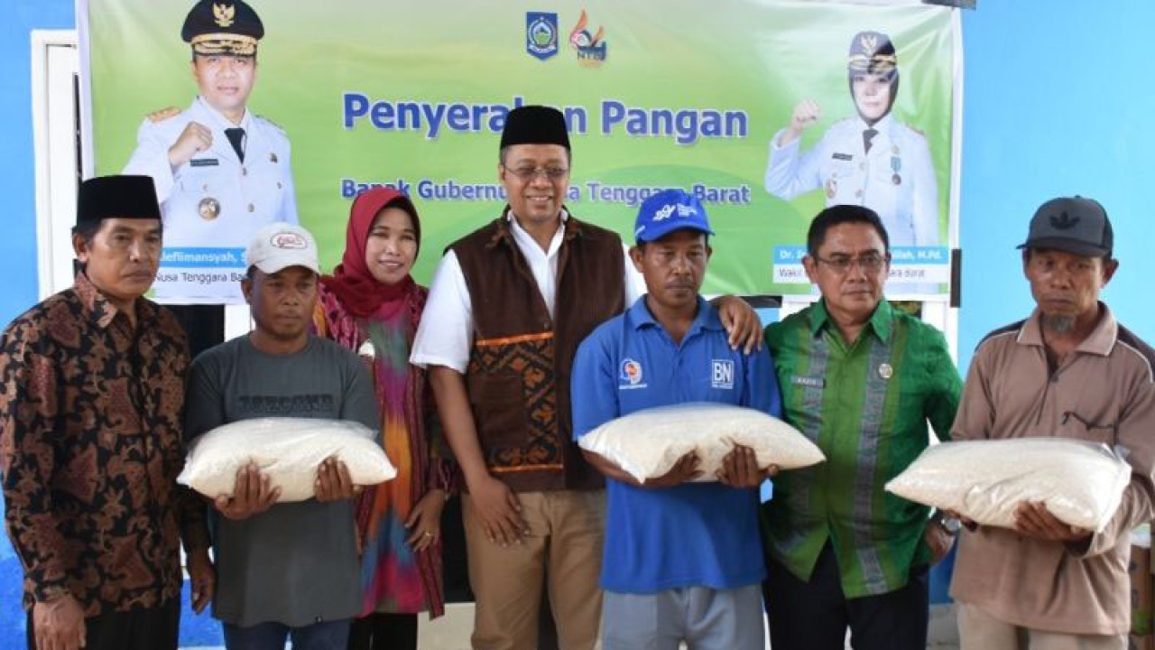 Gubernur Nusa Tenggara Barat (NTB), H. Zulkieflimansyah (tengah) saat menyerahkan beras kepada puluhan warga nelayan di Desa Kuranji Dalang, Kecamatan Labuapi, Kabupaten Lombok Barat yang terdampak cuaca ekstrem, Jumat (6/1/2023). (FOTO ANTARA/HO-Humas Pemprov NTB).