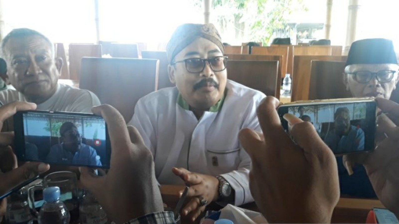 Ketua Pengurus Besar NU Ahmad Fahrur Rozi Burhan (tengah) didampingi pemilik Wong Solo Grup Puspo Wardoyo (kiri) pada kunjungannya ke Kali Pepe Land Boyolali, Senin (16/1/2023). ANTARA/Aris Wasita