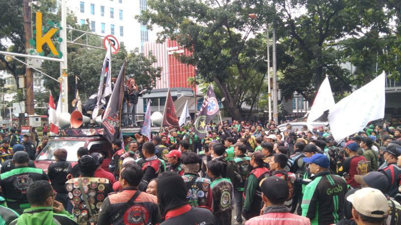 Sejumlah pengemudi ojek daring melakukan aksi unjuk rasa di depan gedung DPRD DKI menuntut rencana jalan berbayar elektronik (ERP) dibatalkan di Jakarta, Rabu (25/1/2023). ANTARA/Dewa Ketut Sudiarta Wiguna
