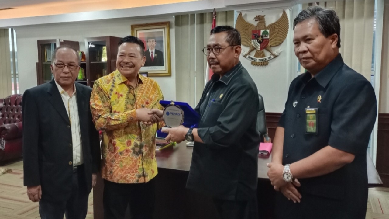 Otto Hasibuan serahkan plakat kepada ketua Pengadilan Tinggi DKI Jakarta