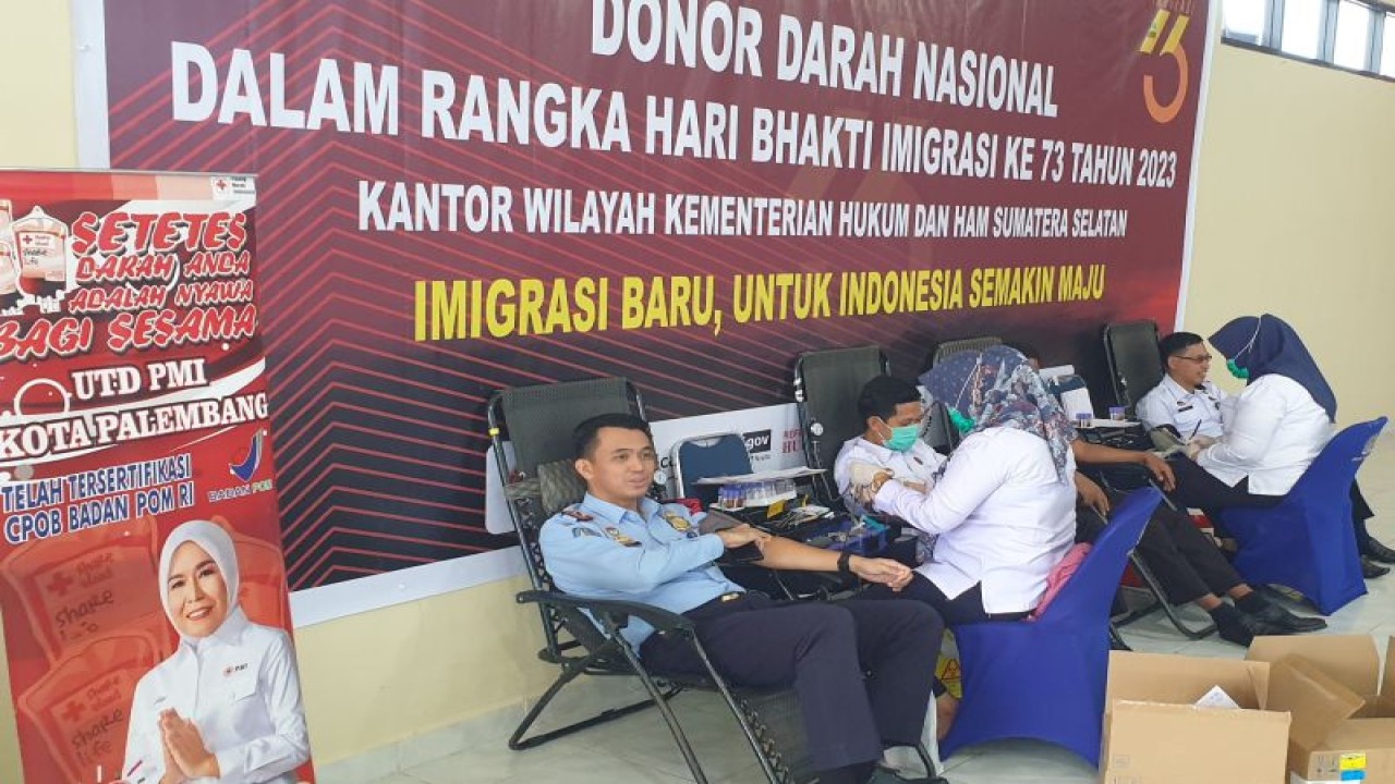 Kepala Kantor Imigrasi Kelas I TPI Palembang, Mohammad Ridwan mengikuti donor darah massal Hari Bhakti Imigrasi di aula Imigrasi Palembang, Rabu (11/1). (ANTARA/Yudi Abdullah/22)