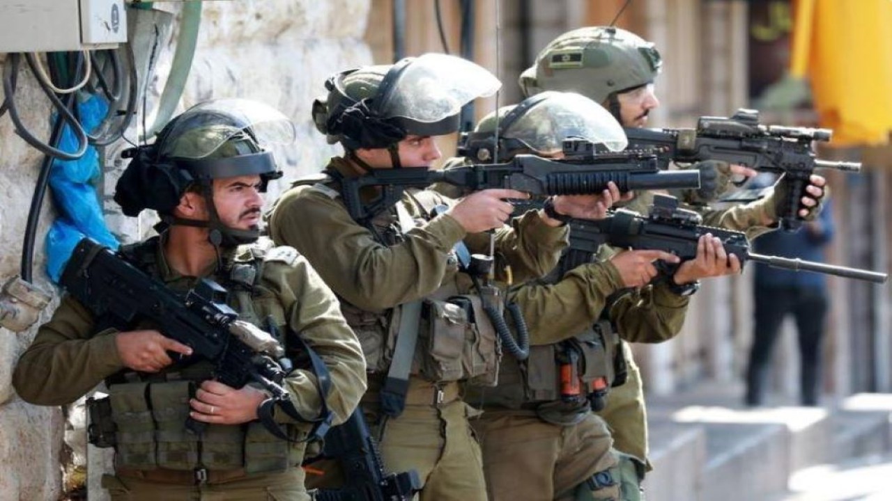 Ilustrasi. Seorang tentara Israel membidik warga Palestina di Tepi Barat yang diduduki. (Istimewa/EPA)