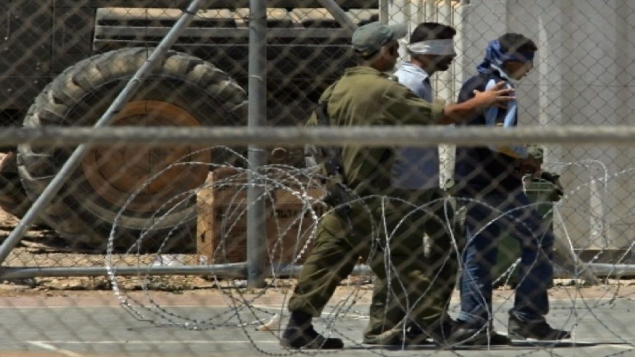 Pasukan pendudukan Israel menahan warga Palestina di wilayah pendudukan. (Wafa)
