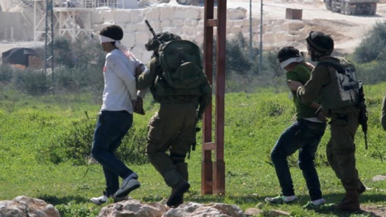 Tentara Israel menahan warga Palestina di wilayah pendudukan. (Wafa)