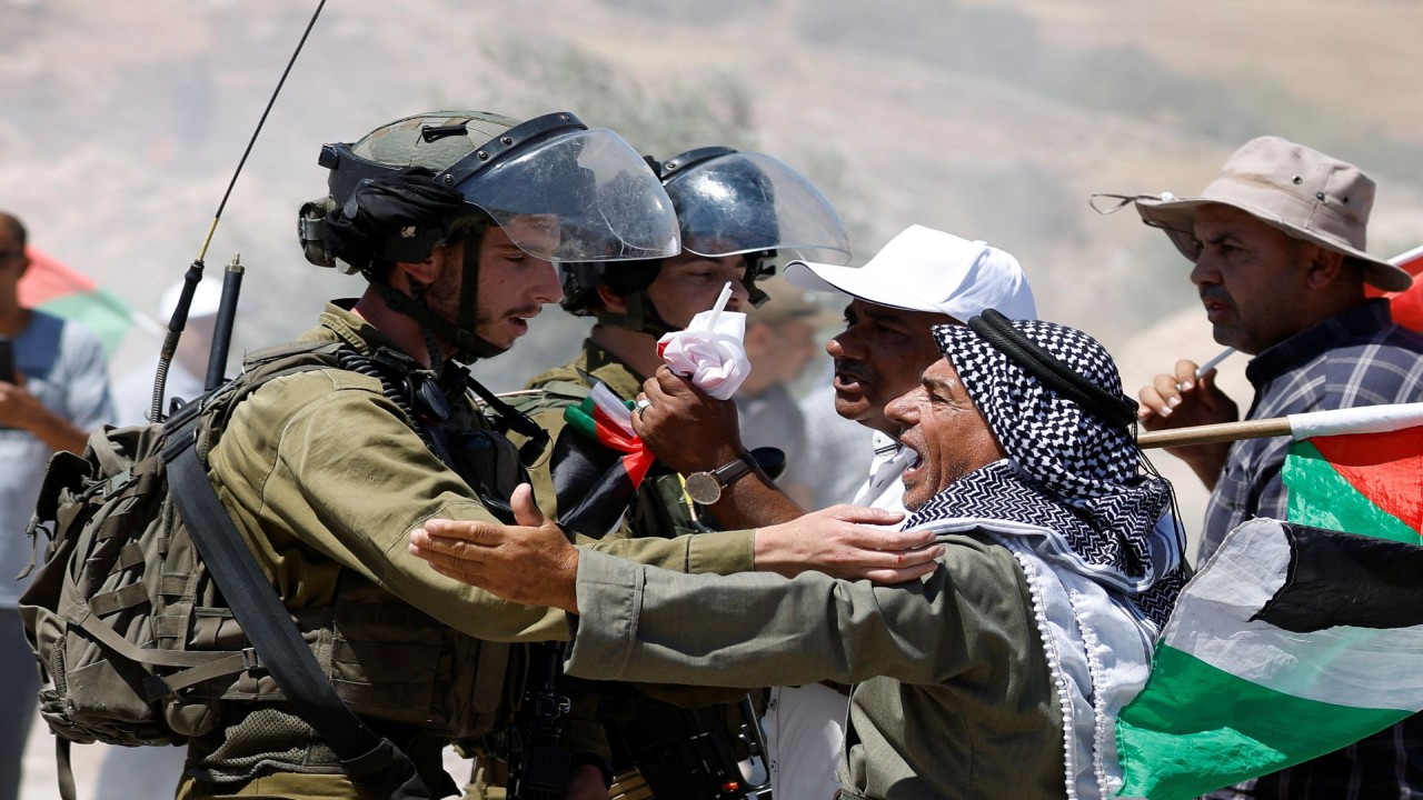 Ilustrasi. Pengunjuk rasa Palestina bentrok dengan pemukim Israel selama protes terhadap aktivitas pemukiman Israel di desa Al Mughayyir, di Tepi Barat yang diduduki Israel pada 29 Juli 2022. (Mohamad Torokman/Reuters)