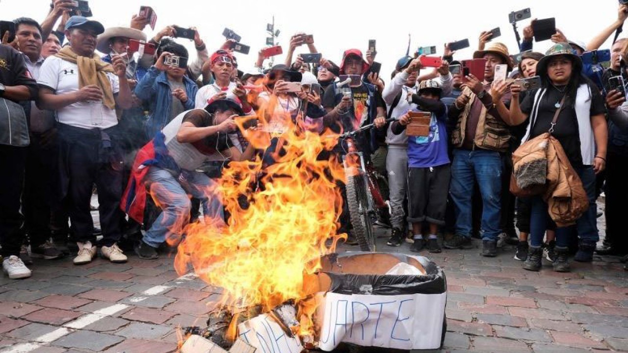 Para demonstran mengambil foto dengan ponsel mereka di Cuzco, Peru (14/12/2022), selama pembakaran peti mati tiruan yang ditujukan untuk Presiden Peru Dina Boluarte, saat pemerintah mengumumkan keadaan darurat nasional pascaprotes selama seminggu yang dipicu oleh penggulingan mantan Presiden Pedro Castillo. (ANTARA FOTO/REUTERS/Alejandro Orosco/aww.)
