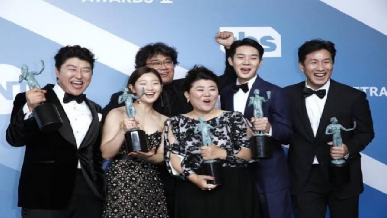 Para pemain film "Parasite" saat menerima penghargaan di ajang SAG Awards 2020 (ANTARA/Reuters)