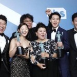 Para pemain film "Parasite" saat menerima penghargaan di ajang SAG Awards 2020 (ANTARA/Reuters)-1673496205