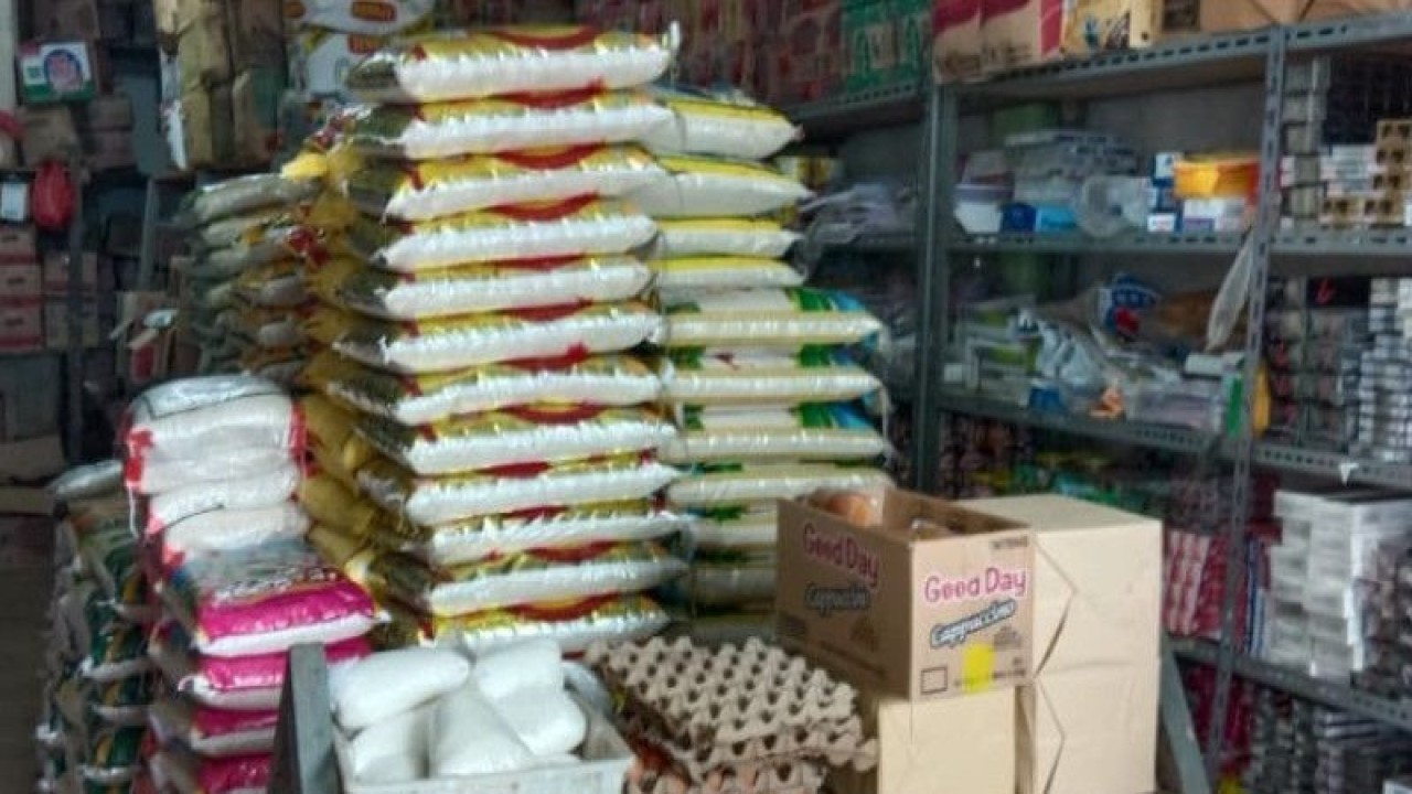 Sembako produk dalam negeri yang saat ini mendominasi di warung dan toko sembako di Kecamatan Badau, perbatasan Indonesia dan Malaysia, wilayah Kabupaten Kapuas Hulu Kalimantan Barat. (ANTARA/Teofilusianto Timotius)