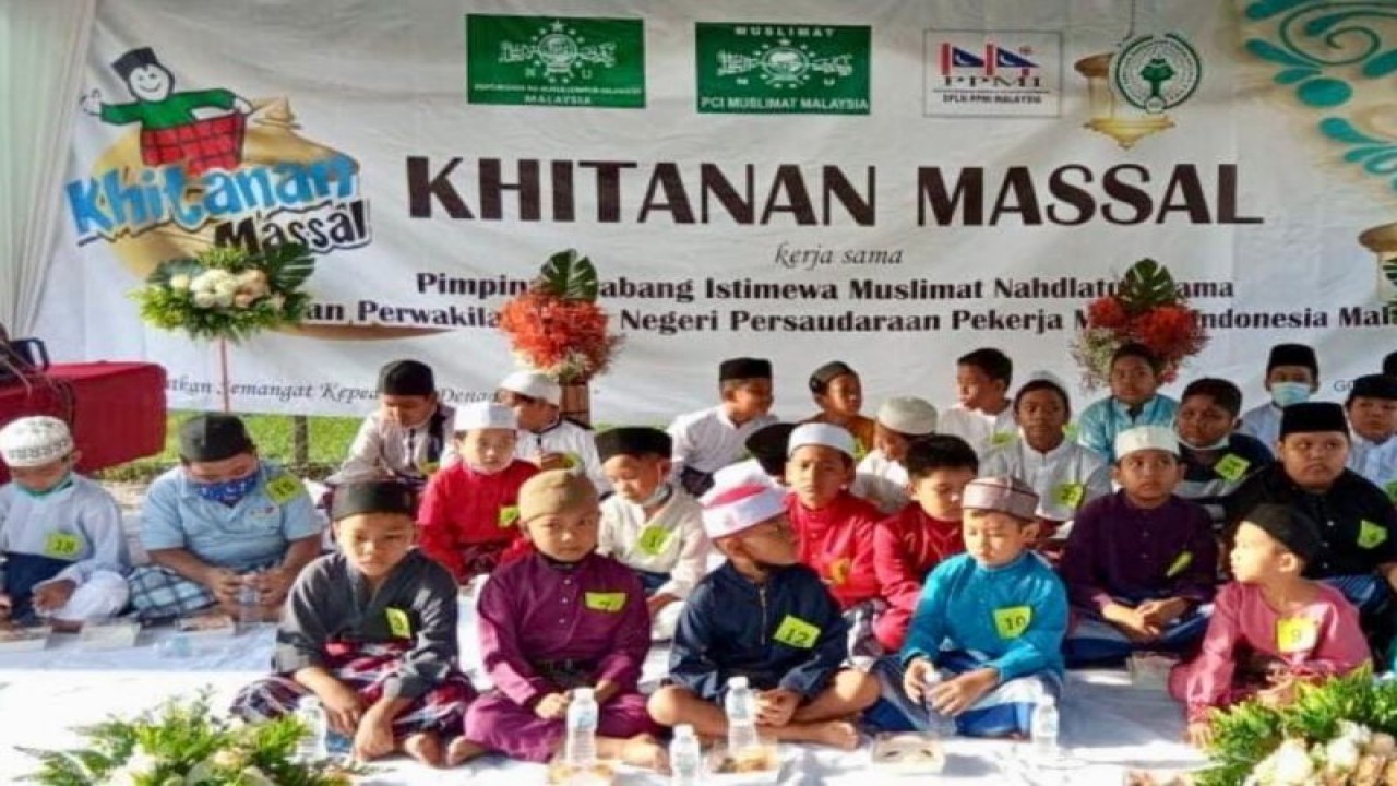 Anak-anak mengikuti khitanan massal yang diadakan PCI Muslimat NU Malaysia di Sanggar Bimbingan Sungai Mulia 5, Gombak, Kuala Lumpur, Sabtu (31/12/2022). (ANTARA/HO-PCI Muslimat NU Malaysia)