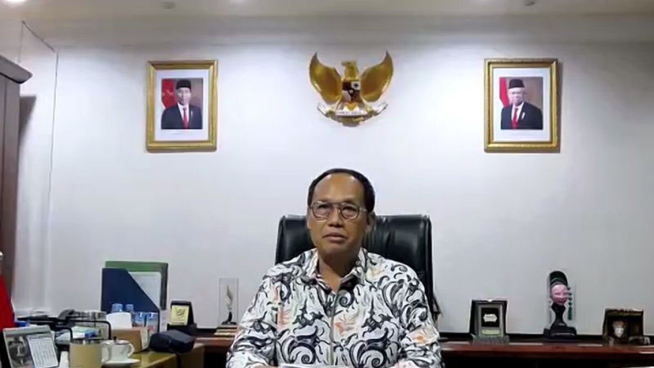 Direktur Jenderal Pembangunan Desa dan Perdesaan (PDP) Kementerian Desa, Pembangunan Daerah Tertinggal dan Transmigrasi (Kemendesa PDTT) Sugito dalam acara "Peluncuran Petunjuk Teknis Penyelenggaraan Kota Layak Anak (KLA) di Desa/Kelurahan", yang diikuti di Jakarta, Senin (16/1/2023). (FOTO ANTARA/ Anita Permata Dewi)