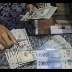 Pekerja menghitung uang dolar AS di salah satu gerai penukaran mata uang di Jakarta. ANTARA FOTO/Dhemas Reviyanto/wsj.-1673256569