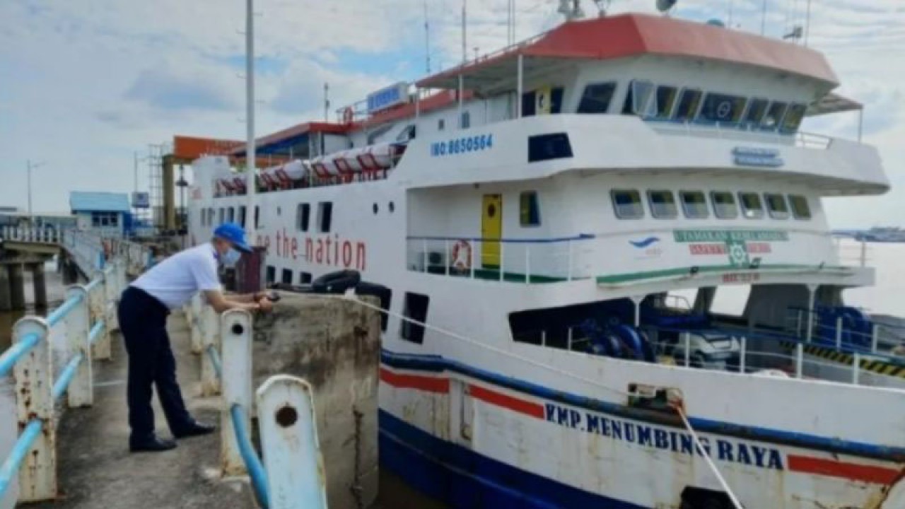 Seseorang di dekat kapal yang bersandar di Pelabuhan Tanjung Api-api, Banyuasin, Sumatera Selatan. (ANTARA/HO-UPTD Pelabuhan TAA)