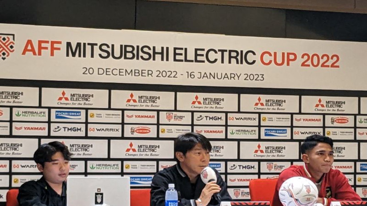 Pelatih tim nasional Indonesia Shin Tae-yong (tengah) dan gelandang serang Marselino Ferdinan (kanan) memberi keterangan dalam jumpa pers di Stadion Utama Gelora Bung Karno (SUGBK), Jakarta, Kamis (5/1/2023), sehari jelang leg pertama semifinal Piala AFF 2022 melawan Vietnam. (ANTARA/Michael Siahaan)