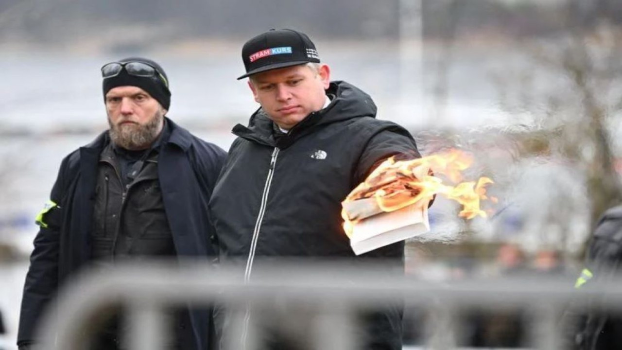 Politisi sayap kanan Rasmus Paludan melakukan pembakaran Al-Qur'an di depan kedutaan Turki di ibukota Swedia pada Sabtu (21/1/2023). (Reuters)