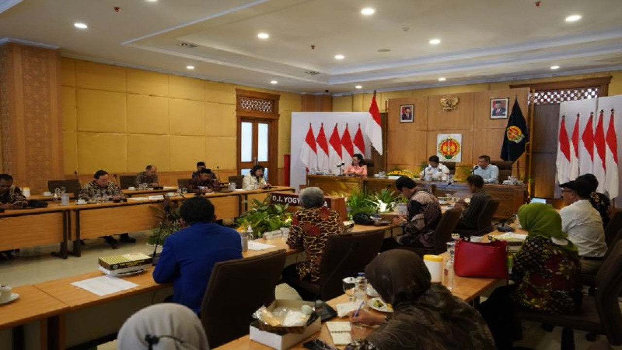 Rapat Kerja Komite II DPD RI bersama stakeholder terkait dalam rangka penyusunan daftar inventarisasi masalah RUU Tentang Perubahan Kedua Atas UU Nomor 31 Tahun 2004 tentang Perikanan di Kompleks Kepatihan, Yogyakarta, Selasa (24/1/2023) (ANTARA/HO/Pemda DIY)