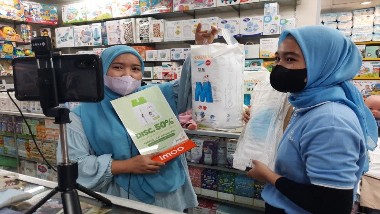 Karyawan toko sedang melakukan live streaming mempromosikan produk di toko perlengkapan bayi ITC Fatmawati, Jakarta, Rabu (25/01/2023) (ANTARA/Fitra Ashari)