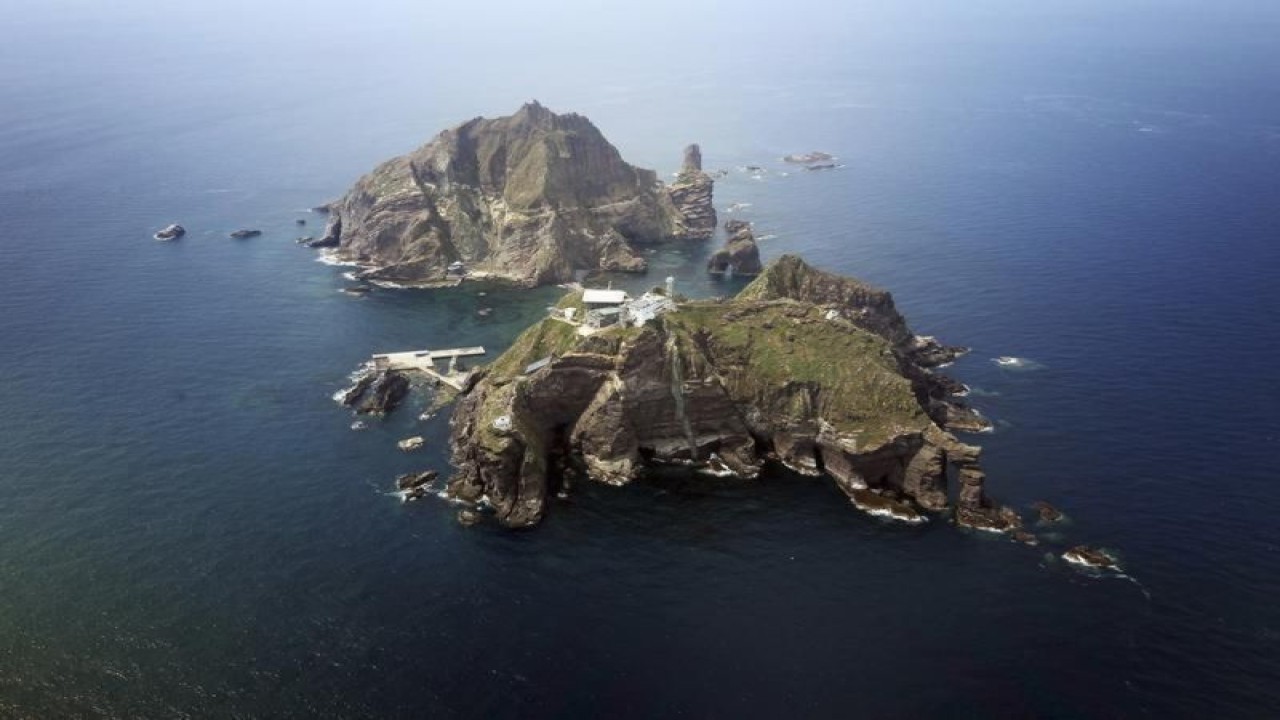 Arsip - Sekelompok pulau vulkanik terpencil yang dikenal oleh Seoul dan Pyongyang sebagai Dokdo dan oleh Tokyo sebagai Takeshima, terlihat dalam foto udara yang diambil pada 14 Juli 2008. (ANTARA/REUTERS/Korea Pool/Newsis/as)