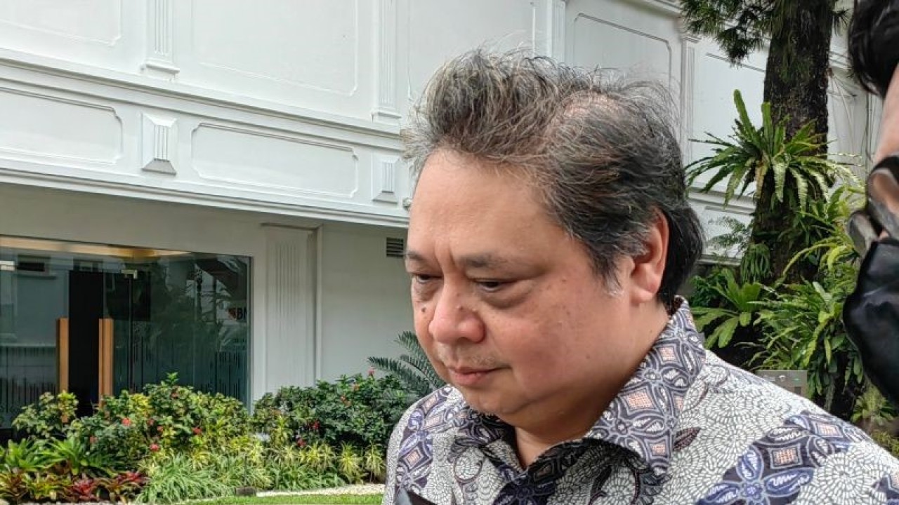 Menteri Koordinator Bidang Perekonomian Airlangga Hartarto Melayani Wawancara Media Saat 4122