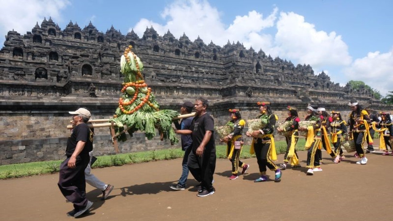 Sejumlah anggota komunitas Brayat Panangkaran mengikuti kirab Ruwat Rawat Borobudur XXI di Candi Borobudur, Magelang, Jawa Tengah, Sabtu (21/1/2023). ANTARA FOTO/Anis Efizudin/hp.