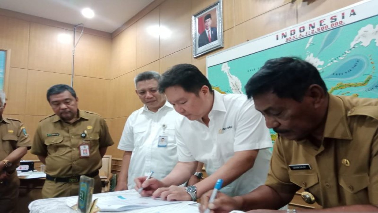 Penandatanganan kontrak kerja sama pengelolaan pelabuhan Tanjung Batu Belitung antara Bupati Belitung Sahani Saleh dengan PT Temas Port (ANTARA/Kasmono)