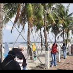 Pengunjung berfoto di area Pantai Pasir Putih, Pantai Indah Kapuk (PIK) 2, Dadap, Banten pada Minggu (1/1/2023). (ANTARA/Lia Wanadriani Santosa)-1672572860