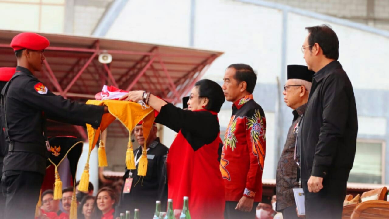 Penyerahan bendera Merah Putih dan bendera PDIP.