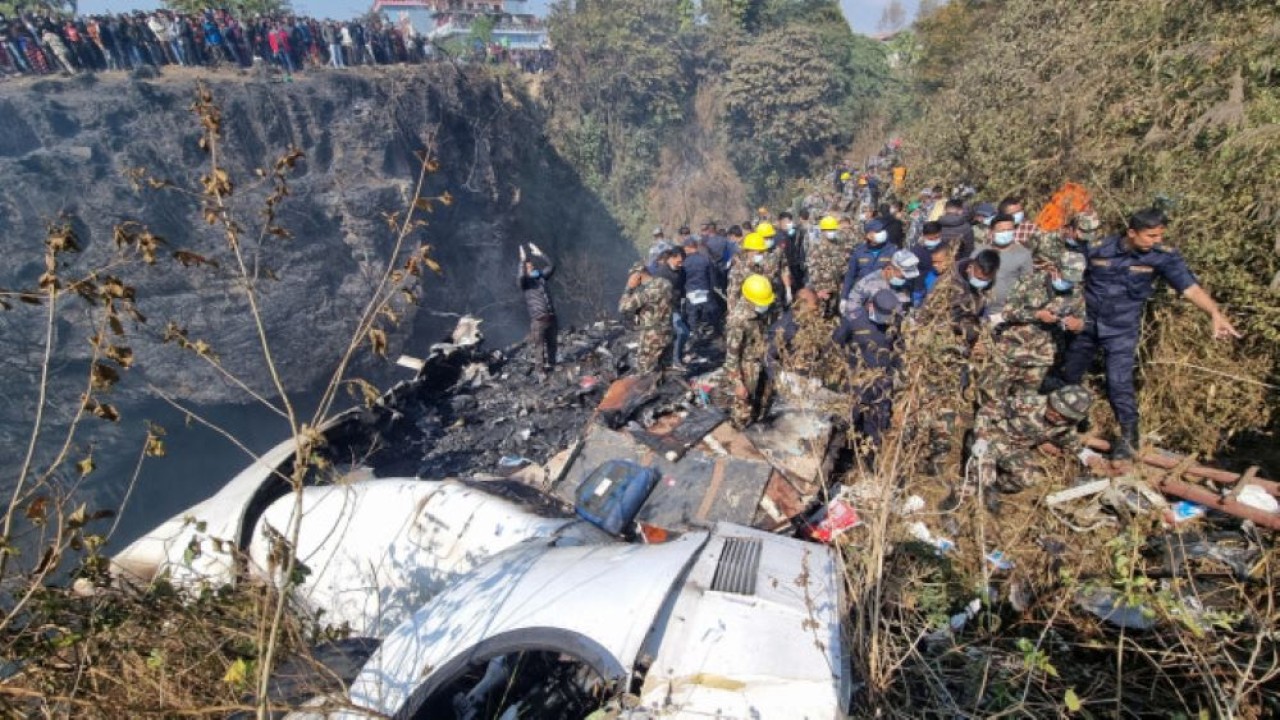 Tim penyelamat bekerja untuk mengevakuasi jenazah di lokasi jatuhnya pesawat Yeti Airlines yang membawa 72 orang di Pokhara, Nepal, pada 15 Januari 2023. (Bijay Neupane/Reuters)