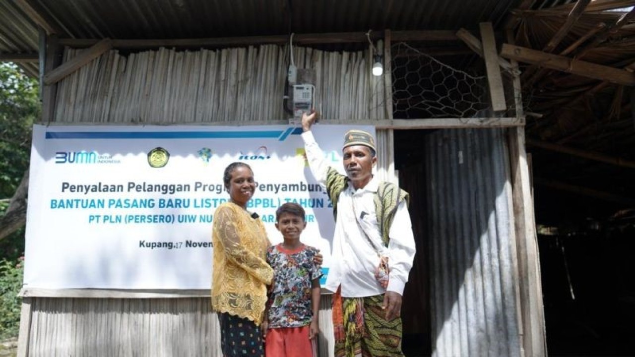 PLN meresmikan sambungan di rumah warga di daerah terpencil tertinggal, terdepan. (ANTARA/novi abdi)