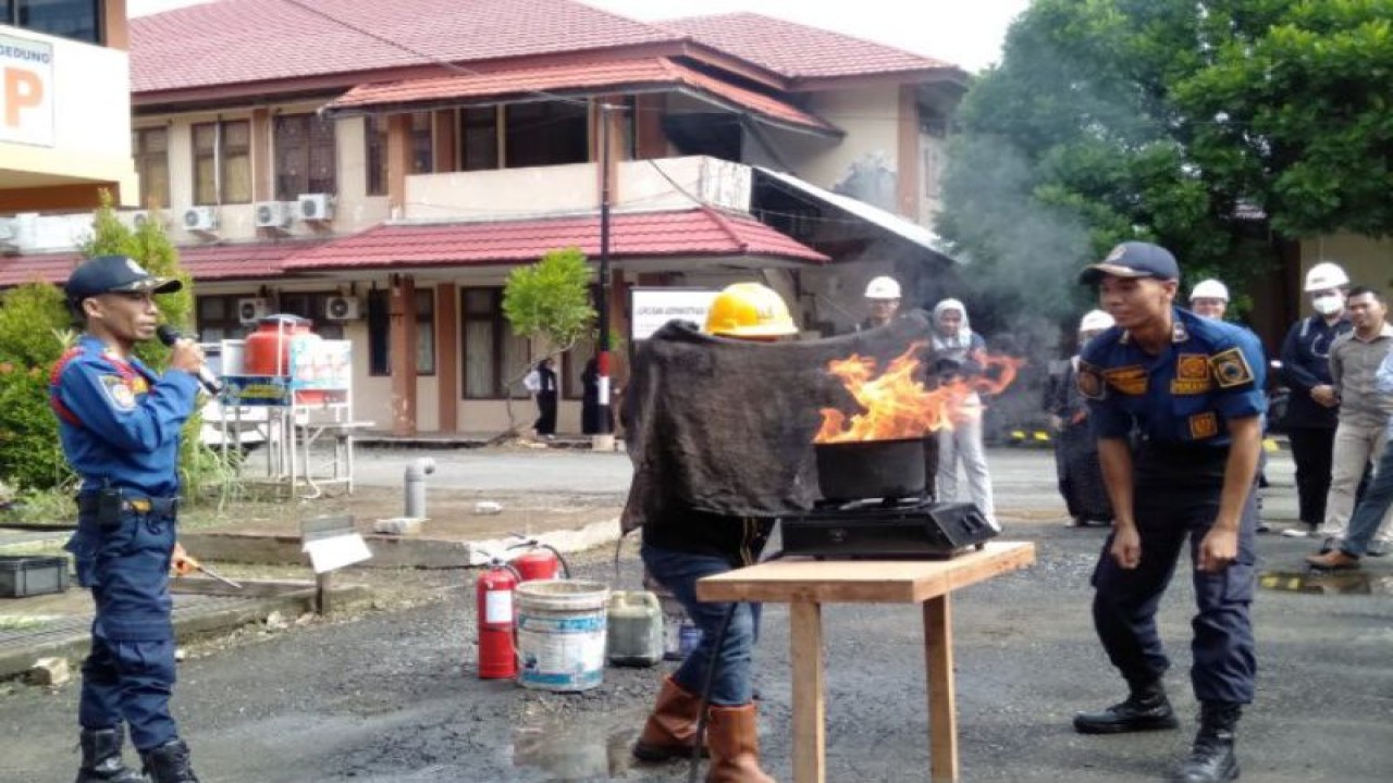 Dinas Pemadam Kebakaran dan Penyelamatan Kota Banjarmasin saat melatih para mahasiswa Poliban untuk penanganan kebakaran. (ANTARA/HO)