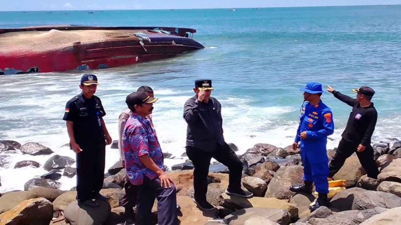Polisi Air dan Udara Polres Garut dan unsur petugas lainnya memantau kondisi kapal yang karam di wilayah Pantai Rancabuaya, Kabupaten Garut, Jawa Barat. ANTARA/HO-Satpol Airud Garut
