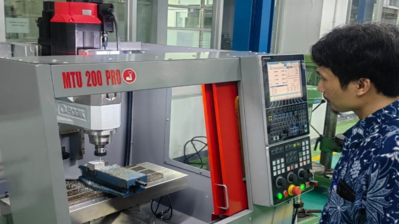 Politeknik Manufaktur (Polman) Bandung dan PT CNC Controller Indonesia berhasil mengembangkan mesin perkakas CNC Milling type MTU 200 pro version, mesin ini dapat mendukung proses pembelajaran teknologi CNC di lembaga pendidikan dan juga bisa eningkatkan daya saing produk UMKM tanah air. (ANTARA/HO-Humas Polman Bandung)