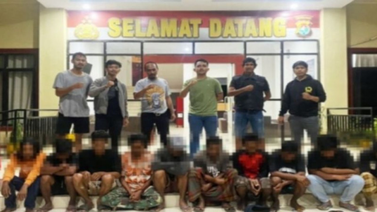 Polres Kabupaten Mamuju Tengah Provinsi Sulawesi Barat (Sulbar) berhasil mengamankan 11 orang pelaku judi dan satu orang pelaku penyalahgunaan senjata tajam, di Mamuju, Rabu (25/1/2023) ANTARA Foto/ M Faisal Hanapi.