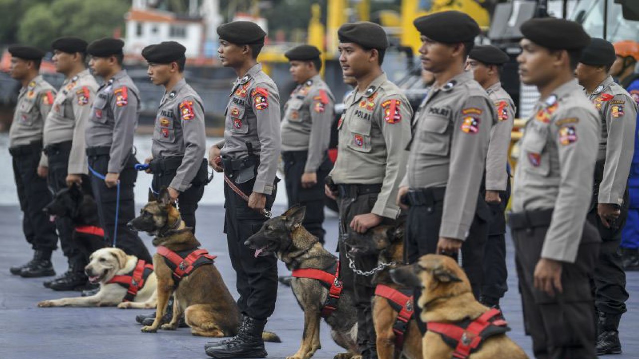 Sejumlah personel Sabhara Unit K-9 mengikuti Apel kesiapan satgas kontijensi menghadapi bencana di Lapangan Apel Ditpolair Baharkam Polri, Tanjung Priok, Jakarta Utara, Jumat (30/12/2022). Menurut Kepala Operasi yang juga Kakorlantas Polri Irjen Firman Shantyabudi, satgas kontijensi melakukan gelar apel pasukan demi menindaklanjuti imbauan dari Badan Meteorologi, Klimatologi, dan Geofisika (BMKG) terkait potensi terjadinya cuaca buruk di Indonesia pada akhir 2022 dan awal 2023. ANTARA FOTO/M Risyal Hidayat/foc.