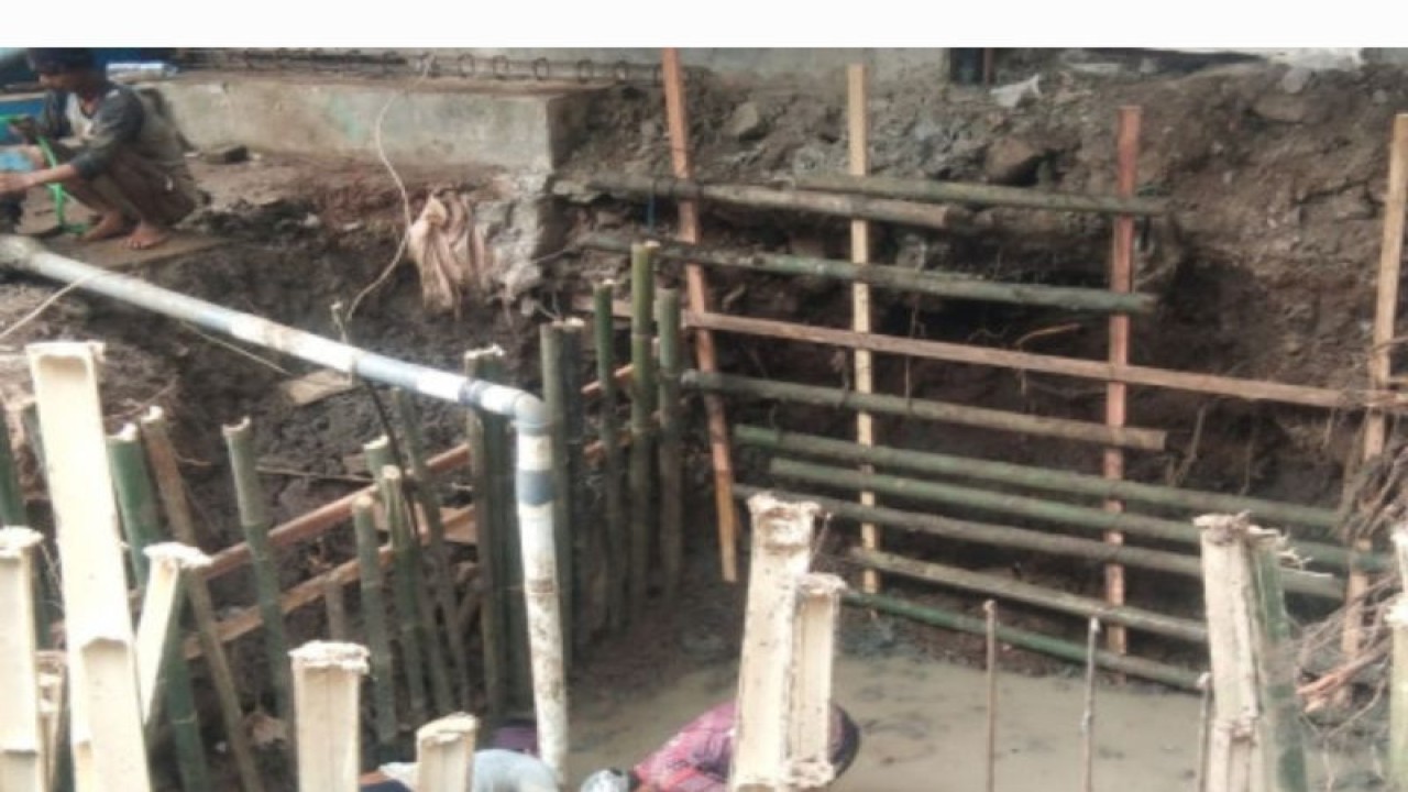 Pekerja membangun tangki septik komunal di Pondok Bambu, Jakarta, Jumat (18/12/2022). ANTARA/HO-Kelurahan Pondok Bambu