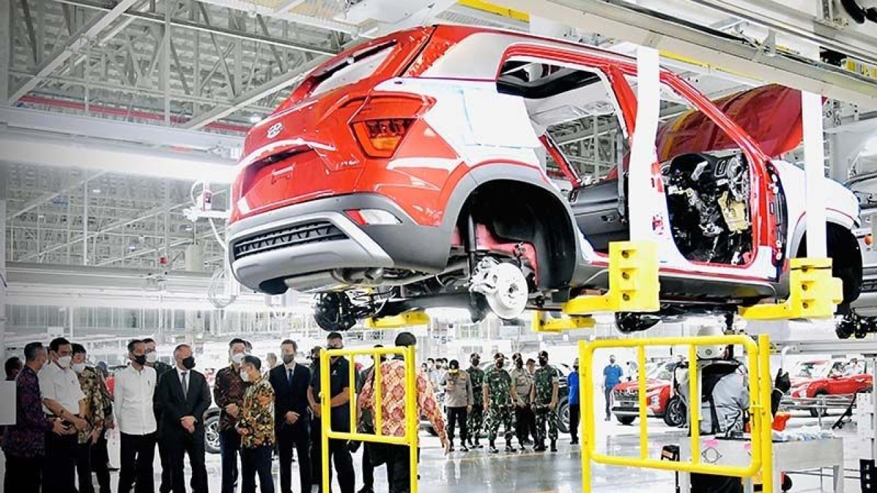 Presiden Joko Widodo melihat proses produksi mobil CRETA saat meresmikan pabrik PT Hyundai Motor Manufacturing Indonesia dan peluncuran mobil listrik IONIQ 5 pertama di Indonesia di Cikarang, Jawa Barat, Rabu (16/3/2022). ANTARA/HOoBiro Pers Setpres/Laily Rachev/aa. (Handout Biro Pers Sekretariat Kepresidenan/Laily R)