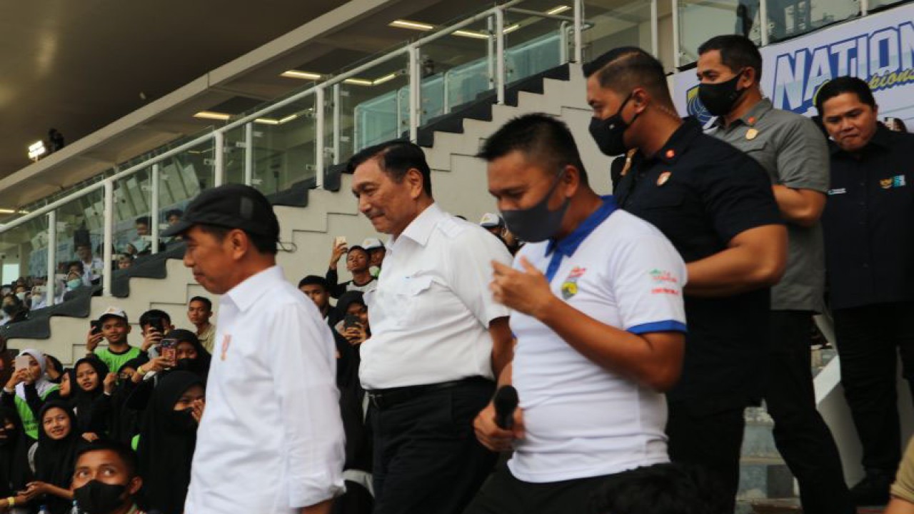 Presiden Joko Widodo menghadiri final kejuaraan atletik pelajar atau Student Athletics Championships (SAC) Indonesia di Stadion Madya, Senayan, Jakarta pada Jumat (13/1/2023). (ANTARA/Desca Lidya Natalia)