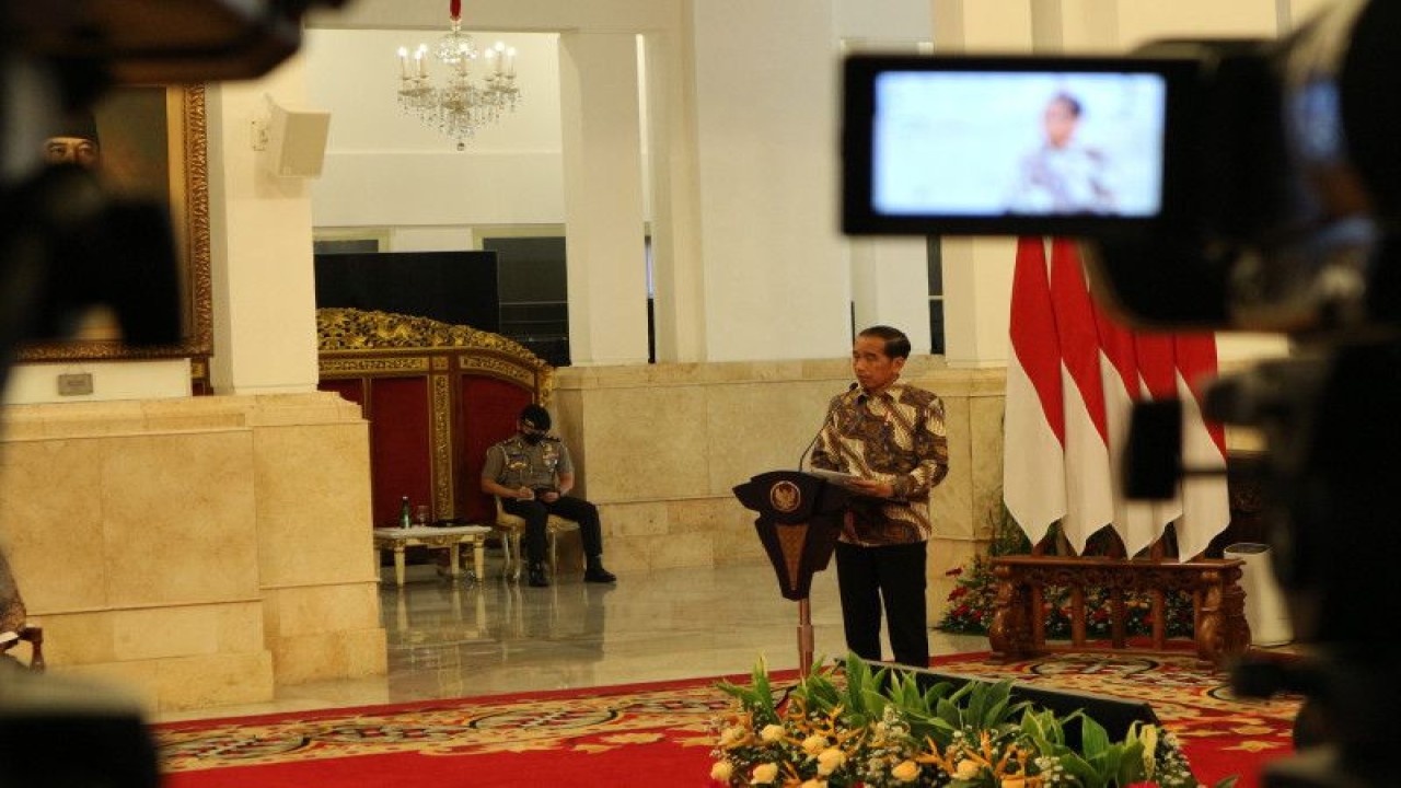 Presiden Joko Widodo menyampaikan pengantar dalam Sidang Kabinet Paripurna tentang APBN di Istana Negara, Jakarta, Senin (16/1/2023). (ANTARA/Rangga Pandu Asmara Jingga)