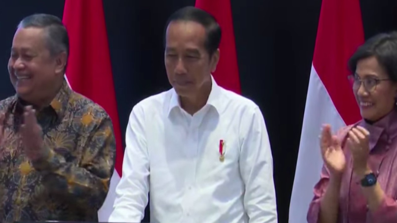 Tangkap layar - Presiden RI Joko Widodo (Jokowi) resmi membuka perdagangan Bursa Efek Indonesia (BEI) periode 2023 tepat pukul 09.00 WIB pada Senin di Jakarta (2-1-2023). (ANTARA/Indra Arief)