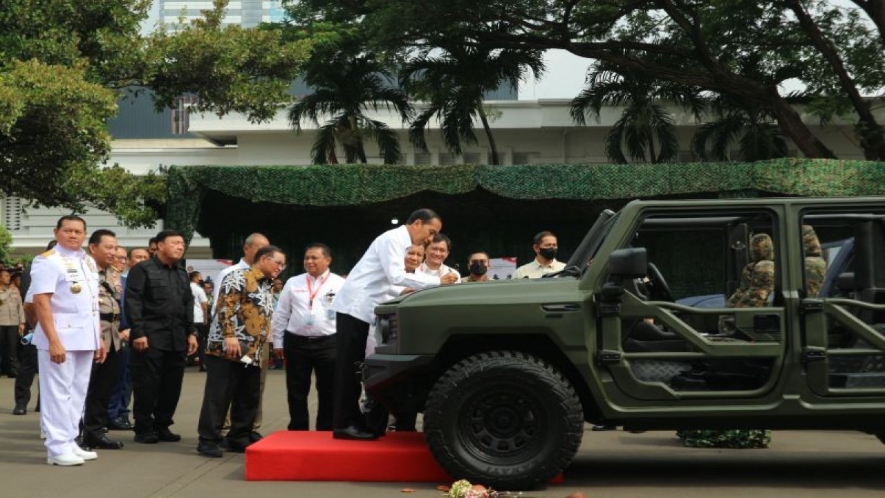 Presiden Joko Widodo membubuhkan tanda tangan di kap kendaraan taktis "Maung" di Kemhan, Jakarta, Rabu (18/1/2023). (ANTARA/Desca Lidya Natalia)