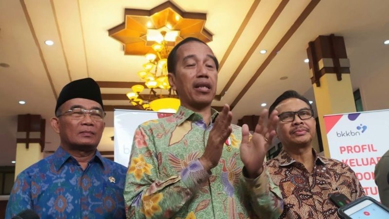 Presiden Jokowi memberikan keterangan pers usai menghadiri Rakernas bertajuk Strategi Pembangunan Keluarga, Kependudukan, dan Keluarga Berencana serta Program Percepatan Penurunan Stunting di Jakarta, Kamis (25/1/2023). (ANTARA/Indra Arief Pribadi)