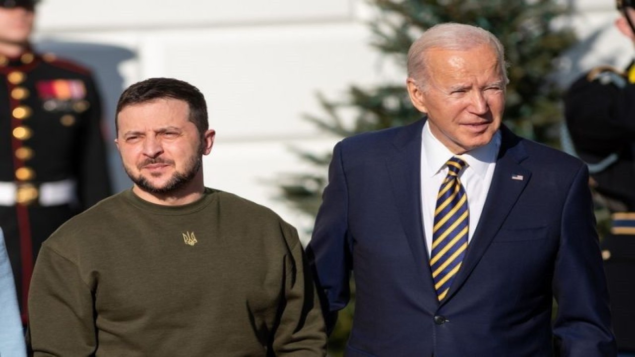 Presiden Ukraina Volodymyr Zelensky (kiri) bertemu dengan Presiden Amerika Serikat Joe Biden (kanan) di Gedung Putih di Washington DC, Amerika Serikat, pada 21 Desember 2022. (Xinhua/Liu Jie)