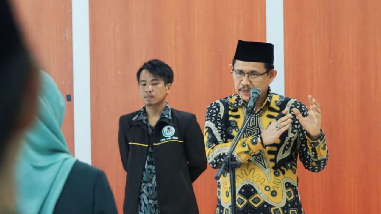 Rektor UIN Datokarama Palu Prof Sagaf S Pettalongi menyampaikan arahan pada pelantikan Dr Rustina sebagai Ketua LP2M. (ANTARA/HO-Kiswanto)
